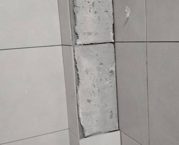 和布克赛尔瓷砖空鼓维修公司分享下瓷砖施工前基层浇水润湿程度不足，可能导致以下问题